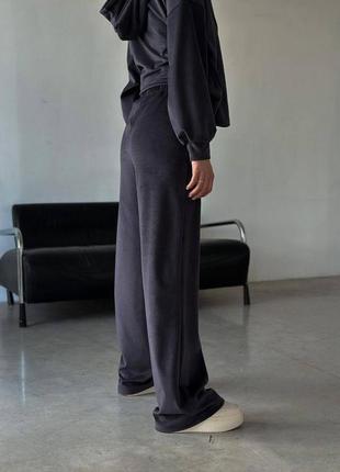 Чорний жіночий велюровий спортивний костюм прогулянковий велюровий костюм вільного крою оверсайз широкі штани палаццо кофта на блискавці велюр9 фото