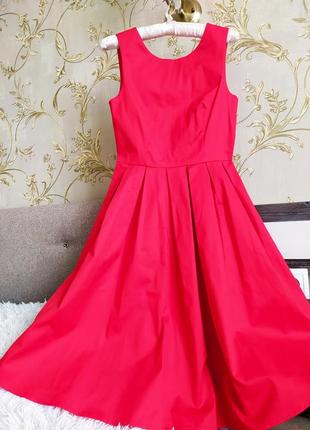 Насичена червона сукня міді в складку з в-вирізом