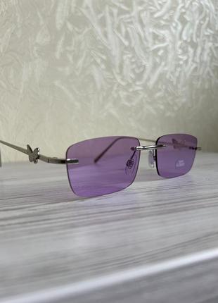 Сонцезахисні окуляри з фіолетовим склом з металевою оправою, збоку метелик5 фото