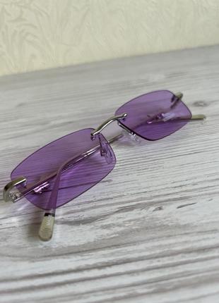 Сонцезахисні окуляри з фіолетовим склом з металевою оправою, збоку метелик4 фото