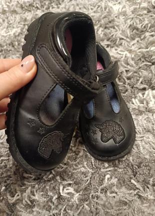 Туфельки для дівчинки