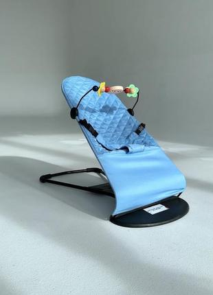 Детский шезлонг (кресло-качалка) голубой + дуга с игрушками в подарок