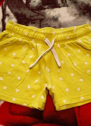 Фірмові,жовті шорти в сердечка для дівчинки 7-8 років