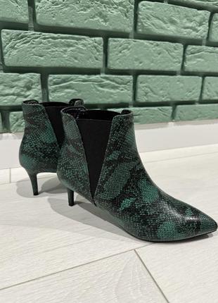 Трендові в зміїному принті чобітки