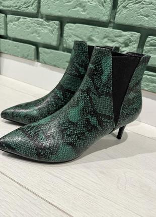 Трендові в зміїному принті чобітки