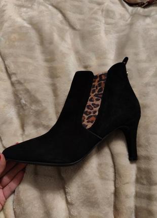 Чорні замшеві шкіряні черевики з леопардовим принтом5 фото