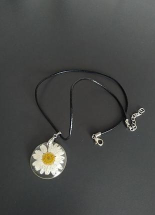 Подвеска ромашка на кожанном шнуре