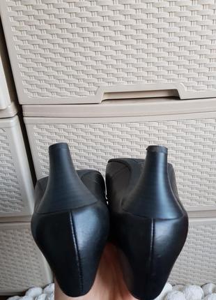 Шкіряні туфлі чорні човники caprice8 фото