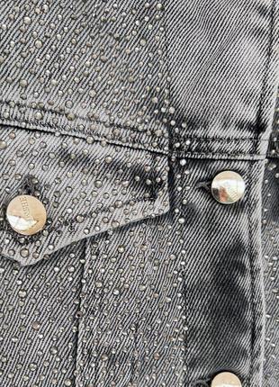 Серая джинсовая курточка dishe со стразами.6 фото