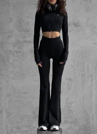 Костюм жіночий чорний однотонний топ на довгий рукав на блискавці штани кльош на високій посадці