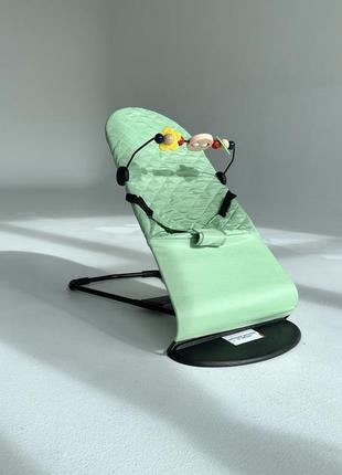 Детский шезлонг (кресло-качалка) оливковый + дуга с игрушками в подарок