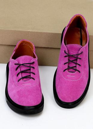 Натуральні замшеві туфлі - мокасини кольору фуксії на шнурівці на чорній підошві