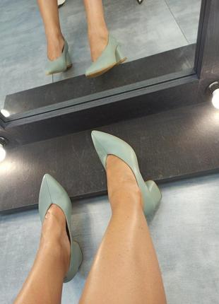 Ексклюзивні шкіряні туфлі блакитного кольору на підборах3 фото