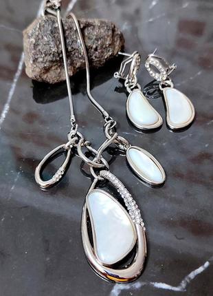 Женский комплект ожерелье и серьги, ювелирный сплав, натуральный перламутр, кристаллы фианит.