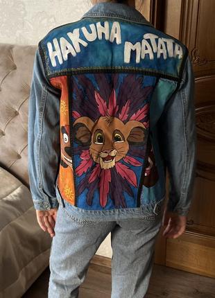 Женская джинсовая куртка с ручной росписью король лев