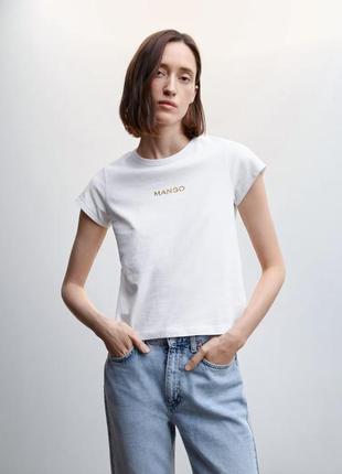 Женская белая футболка mango с золотым лого1 фото