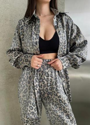 Жіночий брючний атласний шовковий костюм в піжамному стилі оверсайз, леопард7 фото
