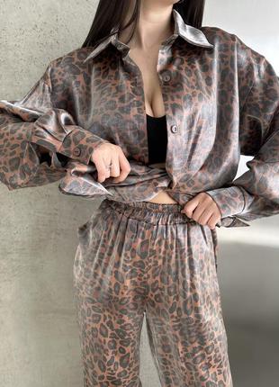 Жіночий брючний атласний шовковий костюм в піжамному стилі оверсайз, леопард8 фото