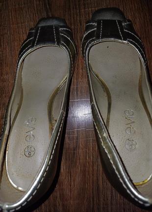 Золотистые туфли с открытым носком8 фото