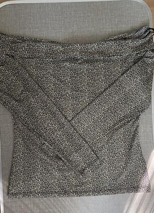 Облегающая кофта на плечи в мелкий цветочек