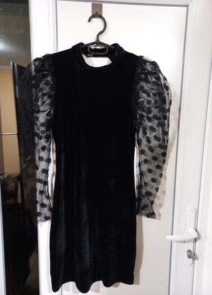 Чорна сукня з відкритою спиною.