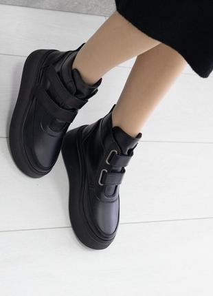 Кожаные женские демисезонные ботинки с липучками