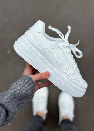 Легкі білі кросівки екошкіра