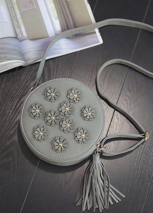 Женская круглая сумочка с цветами серый