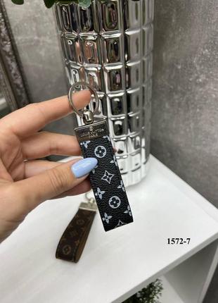 Черный (белые буквы) - стильный брендированный брелок для ключей, фурнитура металл с фирменным лого (1572)1 фото