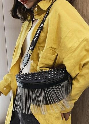 Женская бананка мини сумочка на грудь с шипами, сумка-бананка для девушки эко кожа черная10 фото