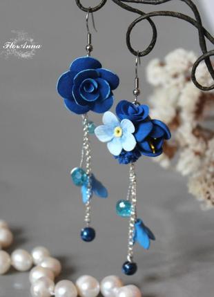 Синие серьги ручной работы с цветами из полимерной глины  "небесная асимметрия". подарок девушке, женщине6 фото