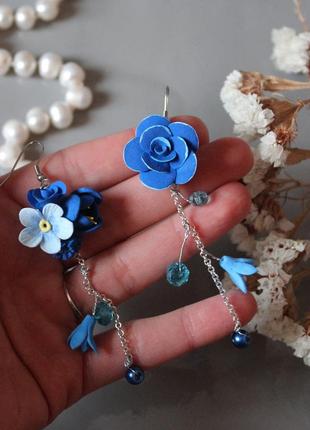 Синие серьги ручной работы с цветами из полимерной глины  "небесная асимметрия". подарок девушке, женщине7 фото