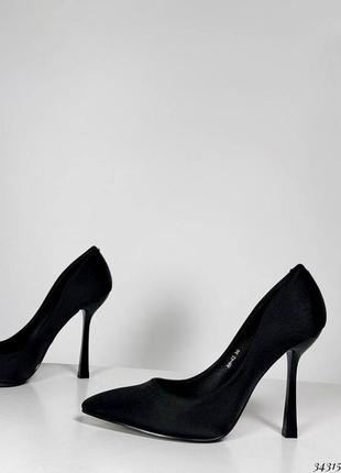 Атласні чорні туфлі-човники на високих підборах на шпильці гострий носик7 фото