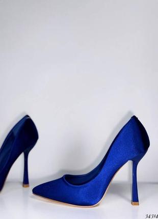 Сині атласні туфлі-човники га шпильці з гострим носиком туфлі кольору електрик9 фото