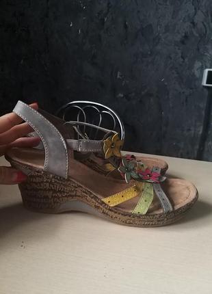 Зручні шльопанці