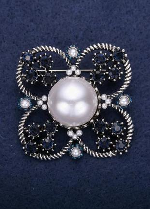 Брошка орден краси з перловою підлозі бусиною і стразами колір білий сірий білий 42х51мм сріблястий метал