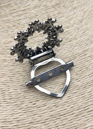 Брошь зажим венчик серебристый металл цветы с разноцветными камнями 40мм