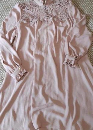 Платье свободного кроя длинный рукав цвет пудры со вставками кружева пыльный розовый5 фото
