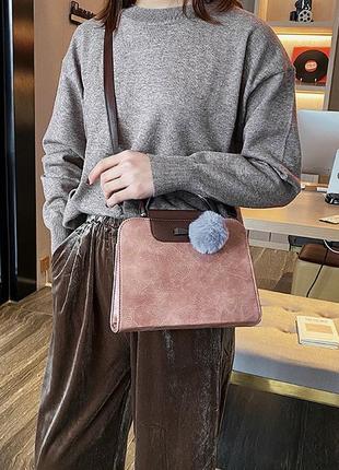 Женская мини сумка с меховым брелком розовый3 фото