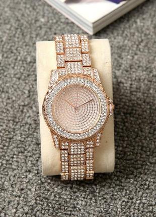 Женские наручные часы с камнями