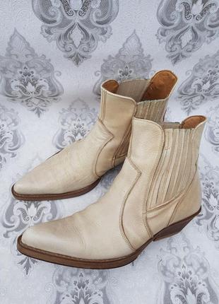 Шикарні світлі шкіряні козаки