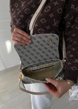 Женская сумка из эко-кожи guess snapshot серого цвета молодежная, брендовая сумка через плечо3 фото