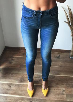 Синие джинсы с потертостями2 фото