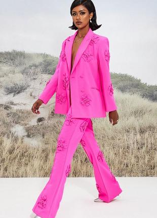 Шикарный костюм брюки и пиджак с объемными цветами в неоновым розовом цвете2 фото