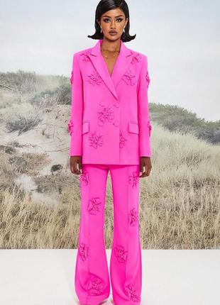 Шикарный костюм брюки и пиджак с объемными цветами в неоновым розовом цвете5 фото