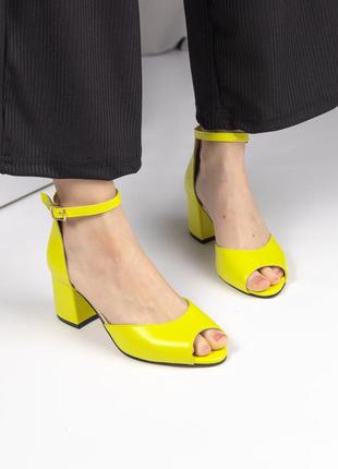 Жовті шкіряні жіночі босоніжки на підборах 6 см3 фото