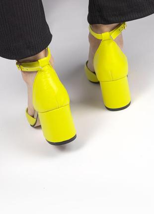 Желтые кожаные женские босоножки на каблуке 6 см6 фото