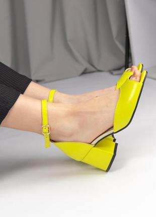 Желтые кожаные женские босоножки на каблуке 6 см10 фото