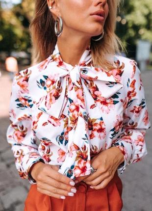 Блуза в цветочный принт с завязками на шее