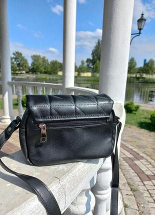 Черная - качественная стеганная молодежная кросс-боди сумочка на молнии под клапаном (луцк, 745)5 фото